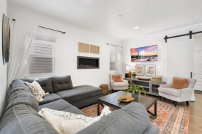 Steps from River & Old Town - Hot Tub & King Bed